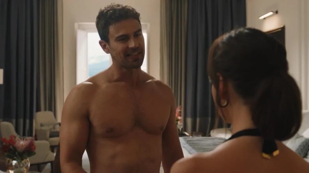Theo James fala sobre cena de nu frontal em 'The White Lotus'