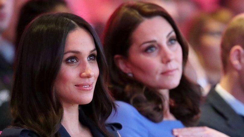 O livro de Bower contém novos detalhes sobre a briga, em que ele alega que as duas brigaram sobre se a filha de Kate, a princesa Charlotte, deveria usar meia-calça e se o vestido se encaixava corretamente.