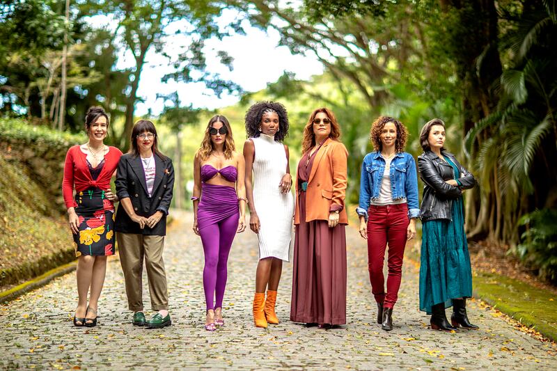 Remake de Elas por Elas: Maria Clara Spinelli, Karine Teles, Deborah Secco, Kesia, Isabel Teixeira, Thalita Carauta e Monica Iozzi, que precisou deixar o elenco da novela