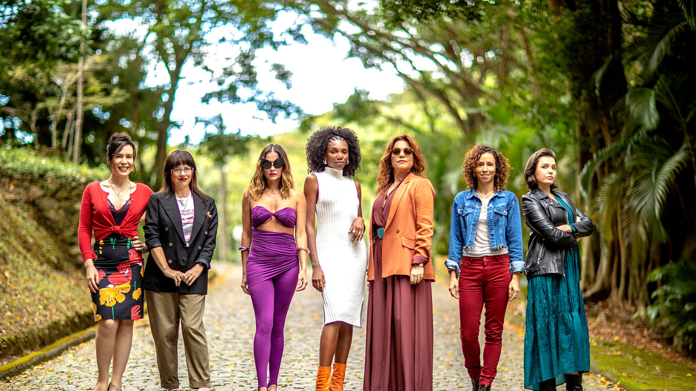 Remake de Elas por Elas: Maria Clara Spinelli, Karine Teles, Deborah Secco, Kesia, Isabel Teixeira, Thalita Carauta e Monica Iozzi, que precisou deixar o elenco da novela