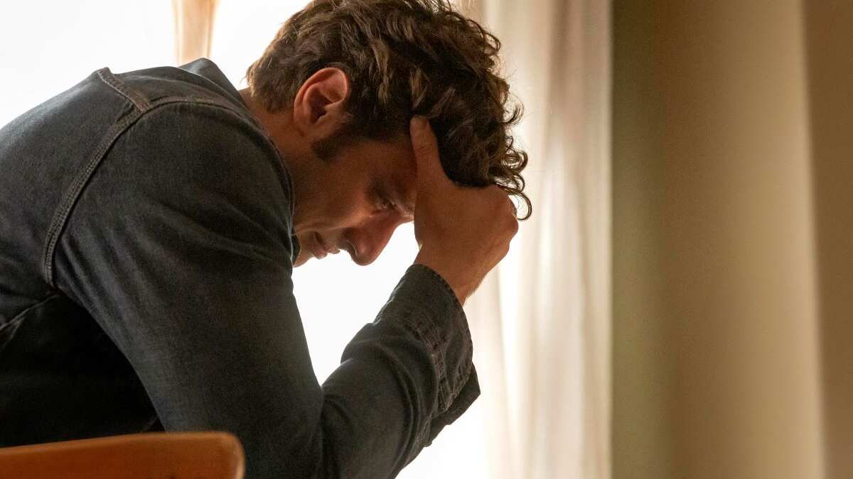 Na novela Mania de Você (TV Globo), Mavi (Chay Suede) cai em armadilha e acaba preso antes do final