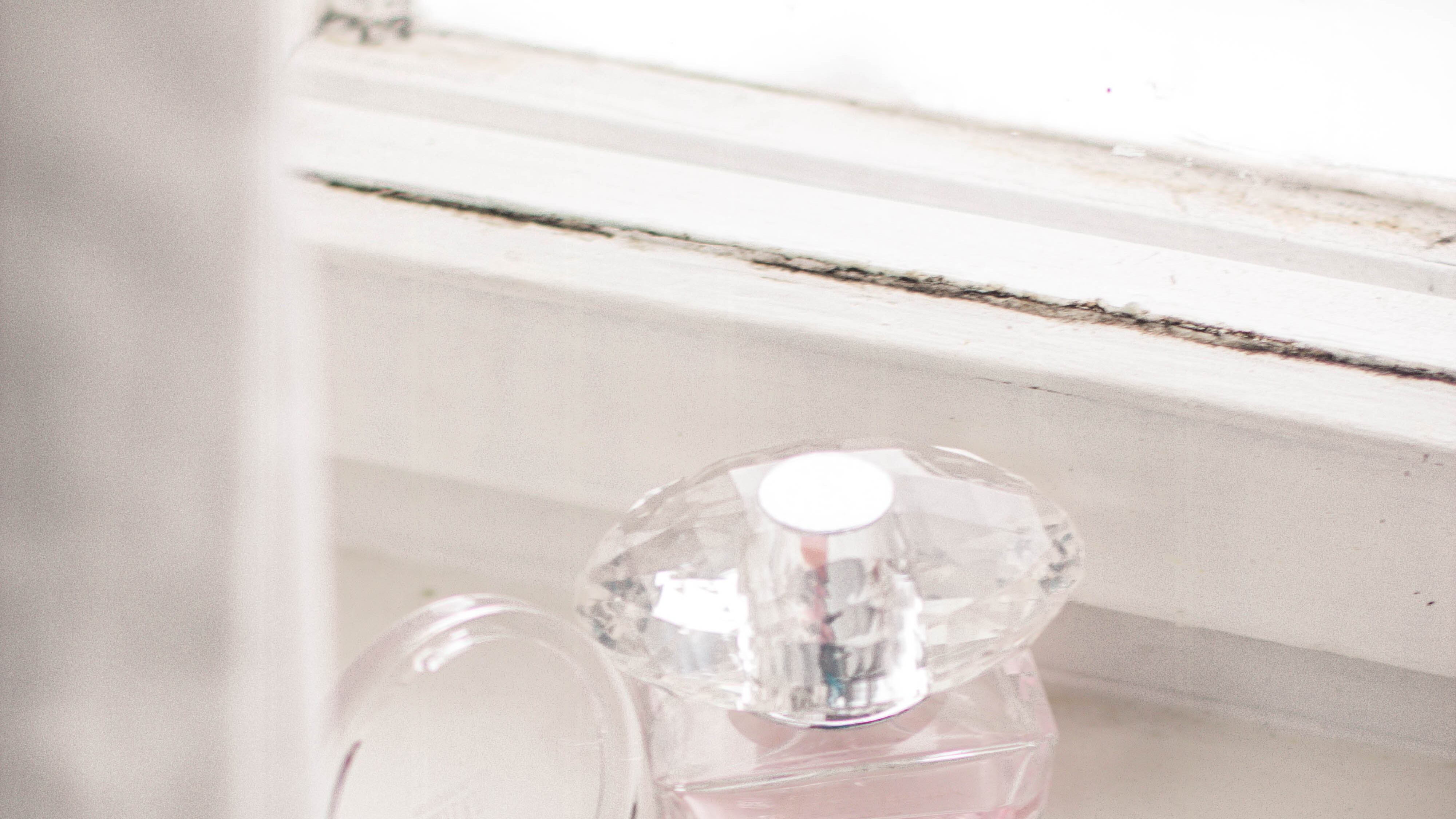 Perfume ao lado de maquiagem