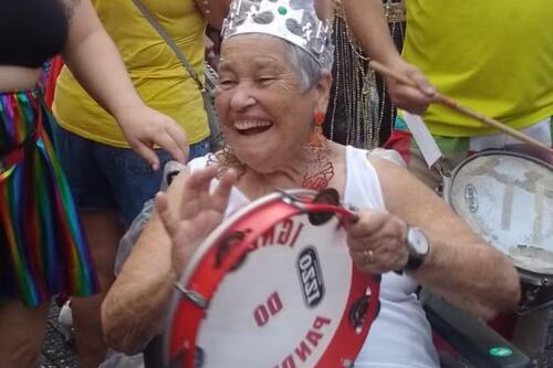 Com 93 anos, idosa encanta foliões tocando pandeiro com muita disposição e energia