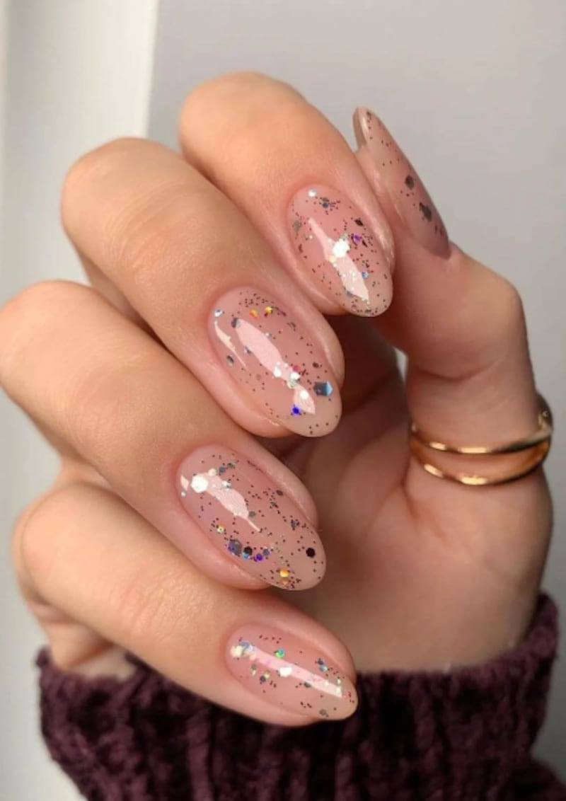 Base lisa + muito confete Instagram @magnificentnails