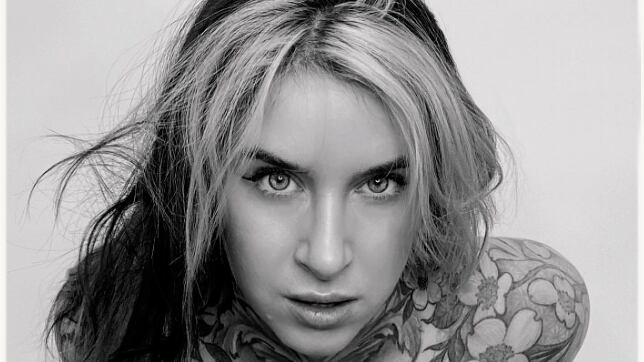 Modelo vende calcinha usada