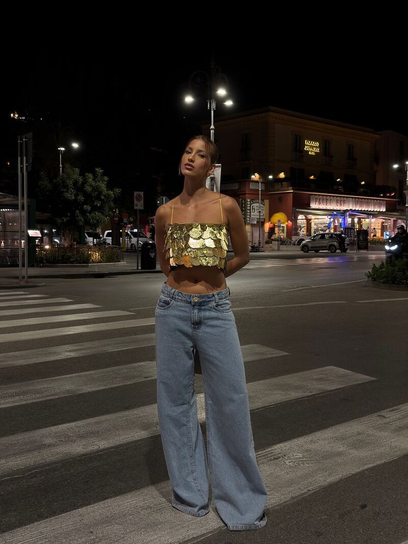 ¿Adiós vestidos de fiesta? La nueva tendencia que mezcla elegancia y comodidad en uno solo