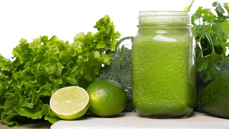 Suco natural detox de abacaxi e salsinha ótimo para quem tem pressão alta