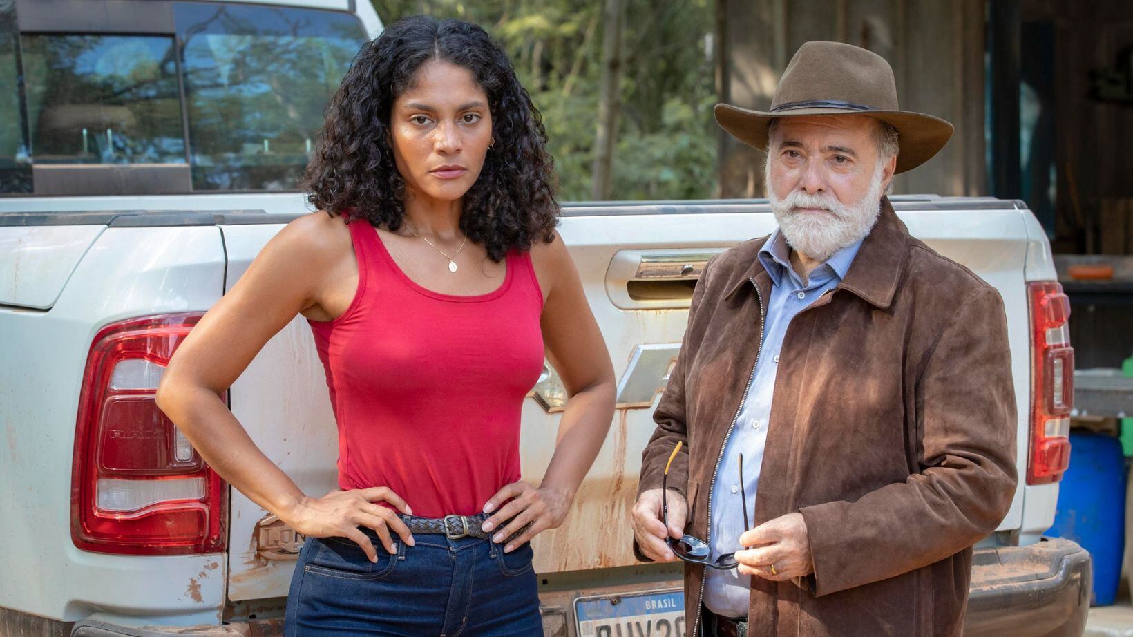 Terra e Paixão: na justiça, Aline (Barbara Reis) leva a melhor e fica com as terras vermelhas; Antônio (Tony Ramos) é preso