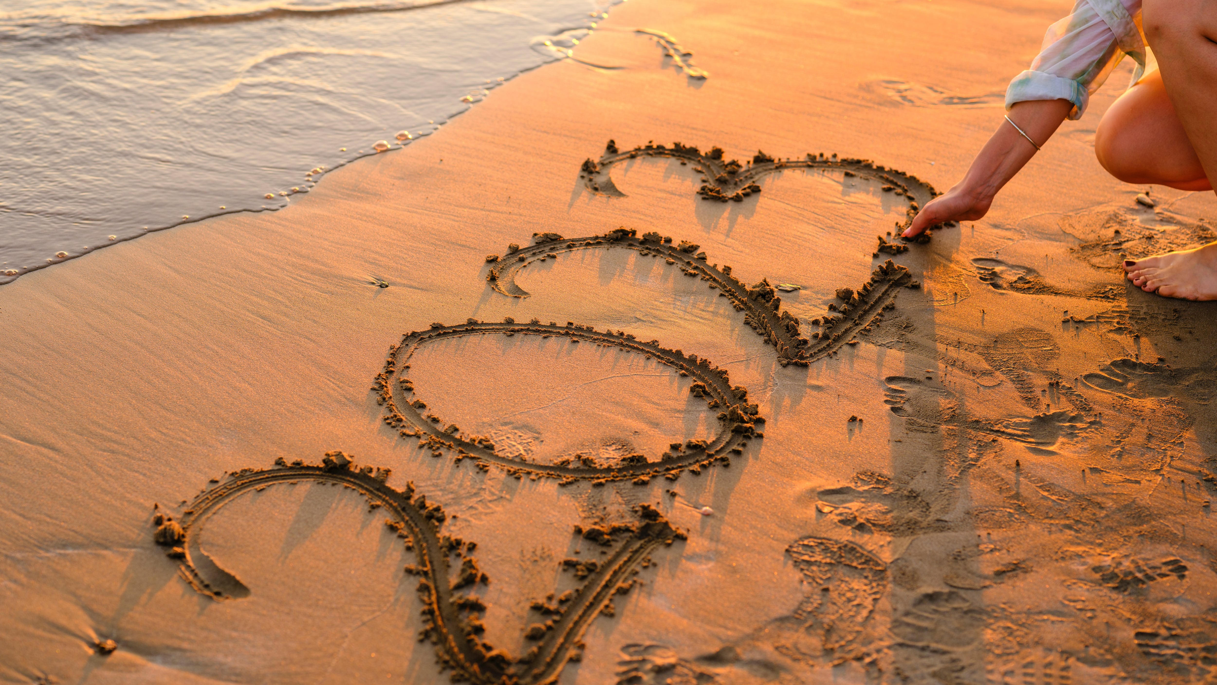 Número 2023 escrito na areia