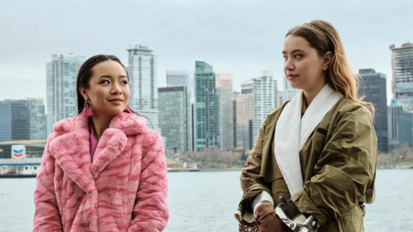 A história começa quando Zoe e Becca tem um simples objetivo de conseguir bebida para a festa do fim de semana e as duas amigas resolvem fabricar identidades falsas para si e para os colegas.