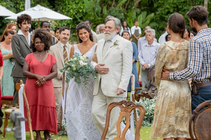 Coronel Tertúlio (José de Abreu) leva Candoca (Isadora Cruz) ao altar em "Mar do Sertão"