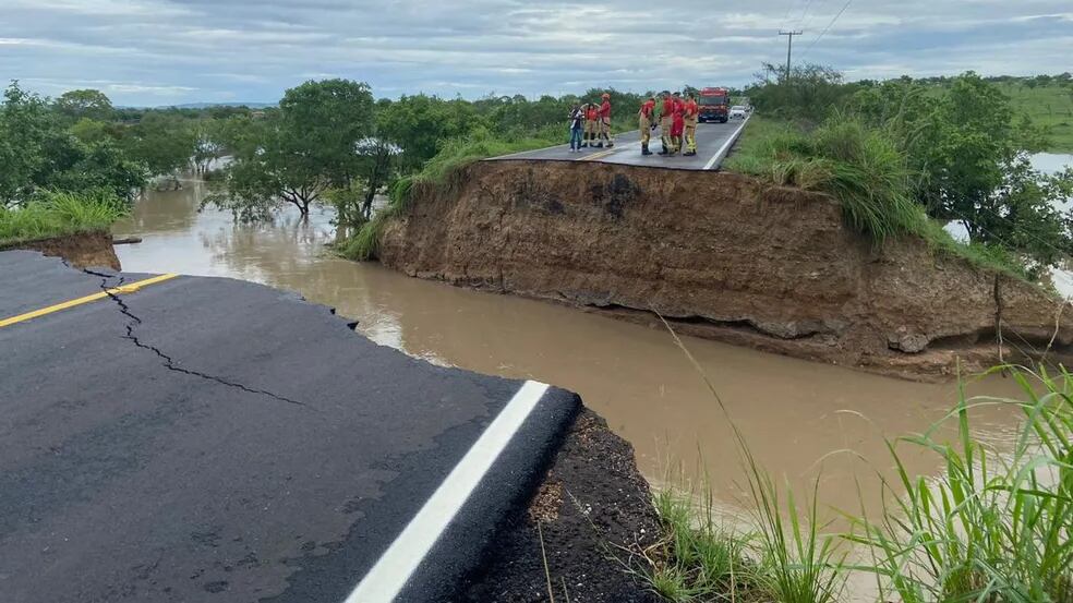 Cratera se abre em rodovia em Sergipe