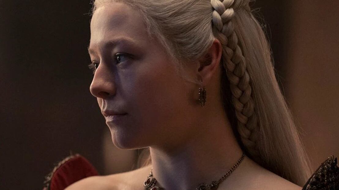A personagem mais importante da série, interpretada por Emma D'Arcy, é a primeira filha do rei Viserys I e herdeira do Trono de Ferro, e ao invés de aperfeiçoar o bordado, montava seu dragão Syrax desde pequena.