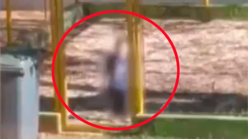 Vídeo mostra criança presa e chorando