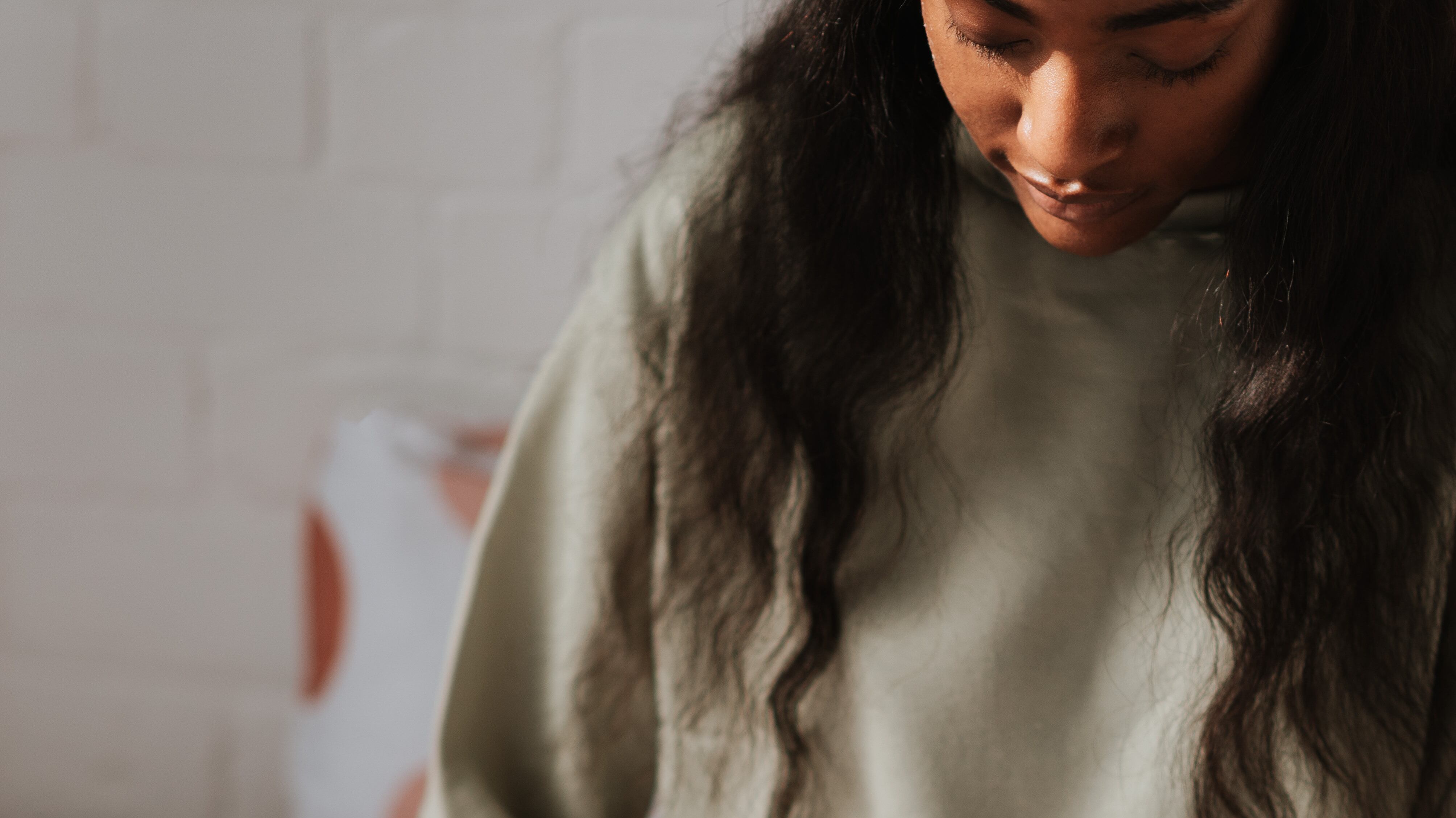 Mulher passando hidratante na mão