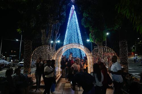 Por ordem de Maduro, o Natal já começou na Venezuela, com decorações, luzes e pinheiros nas ruas