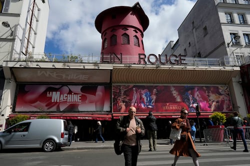 Por que as letras do famoso cabaré Moulin Rouge caíram? Estas são as hipóteses