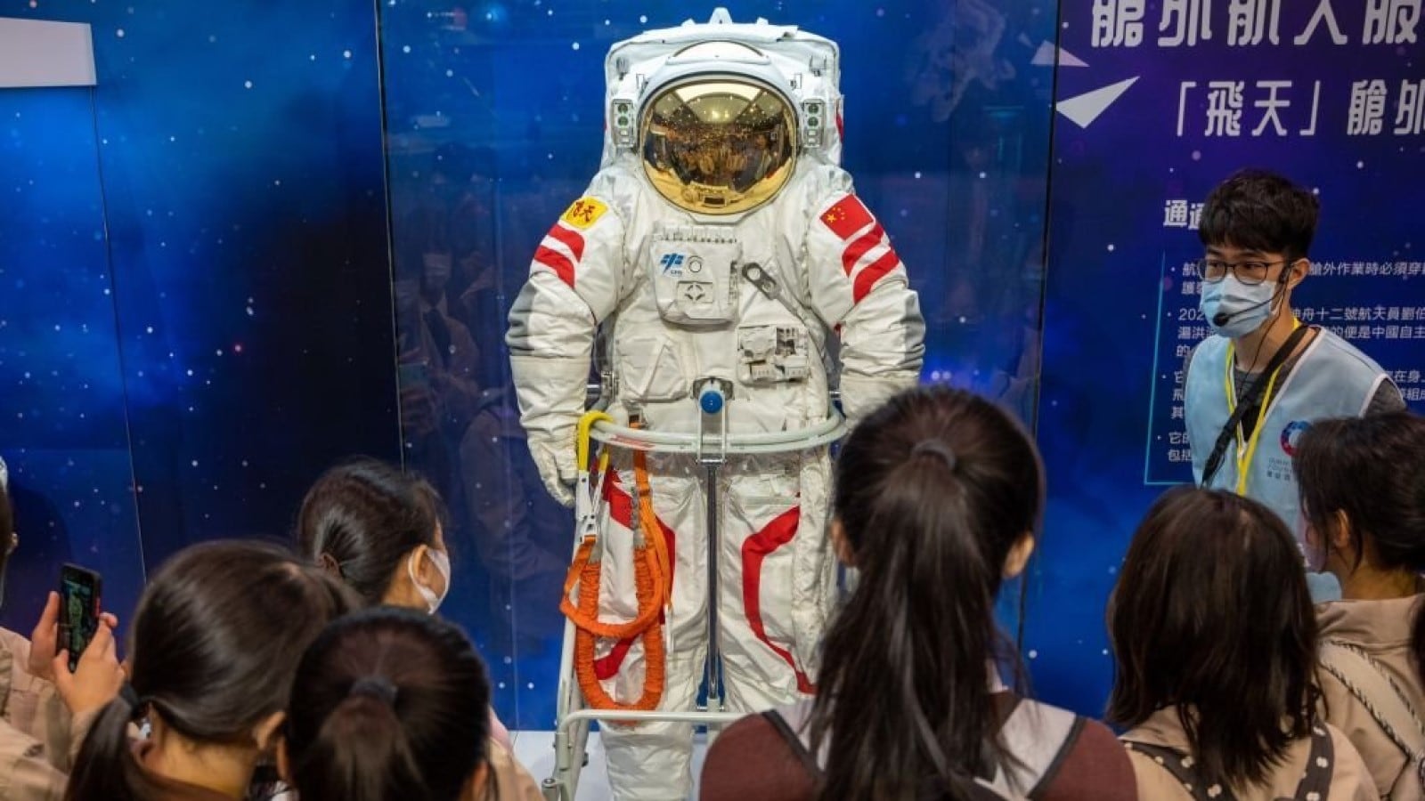 Estudiantes observan el traje de un taikonauta