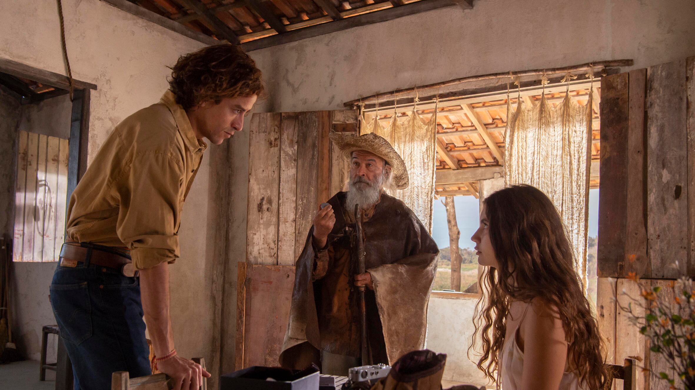 Velho do Rio (Osmar Prado) Jove (Jesuíta Barbosa) e Juma (Alanis Guillen) em cena do remake de Pantanal