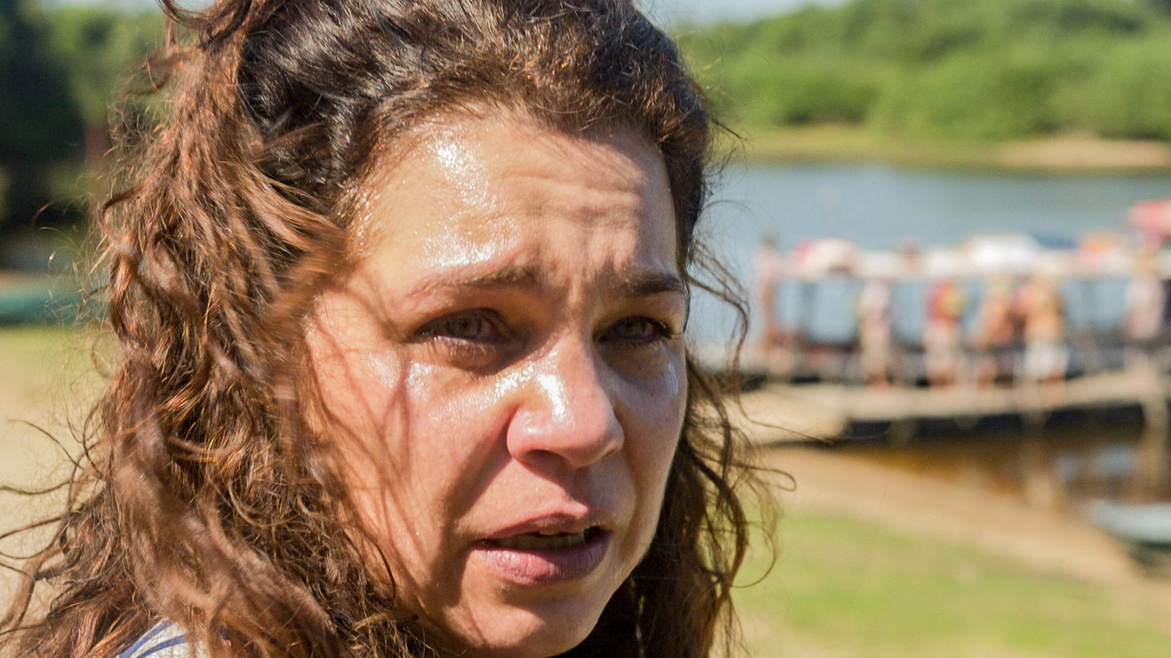 Pantanal: Após deixar a fazenda de Tenório (Murilo Benício), Maria Bruaca (Isabel Teixeira) muda de nome e vai morar em outras casas