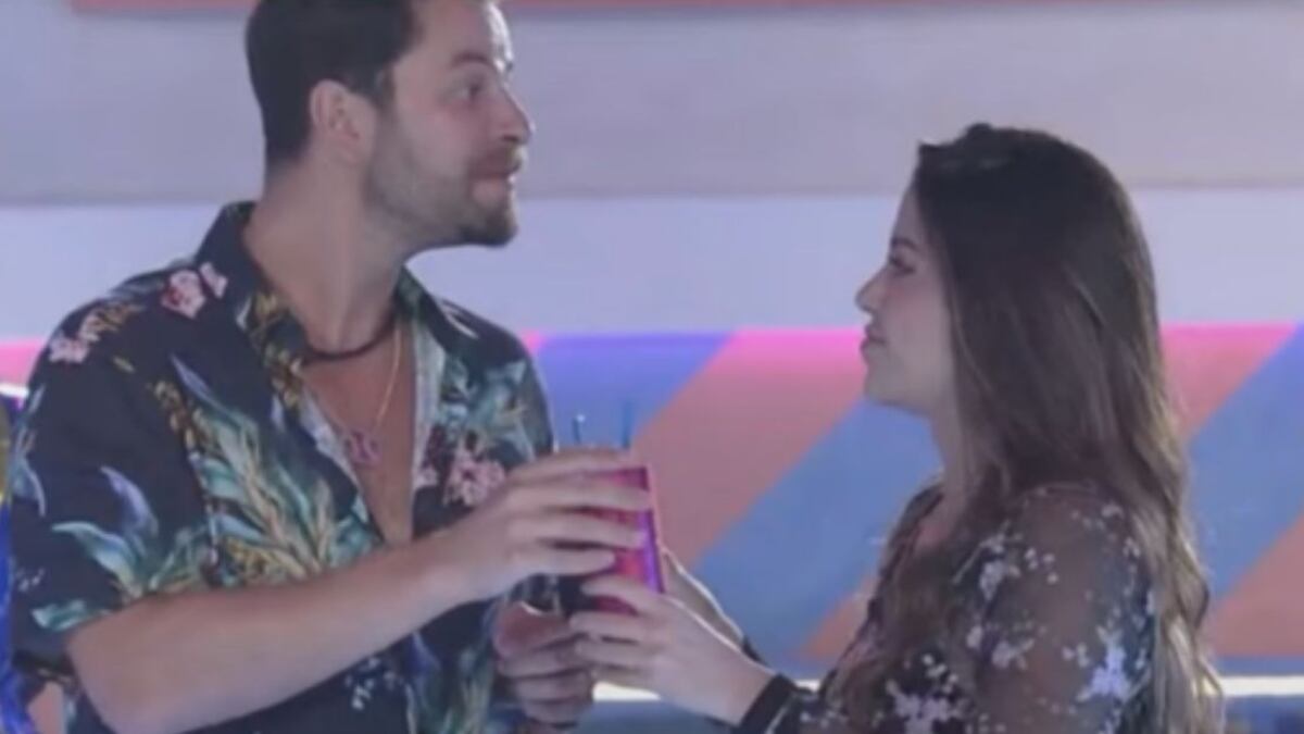 Gustavo se declara para Laís na Festa da Líder