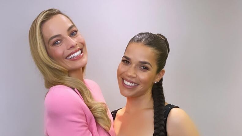 Margot Robbie e America Ferrera, a Barbie esteriotipada e a 'humana' da boneca, Gloria
Foto: @americaferrera