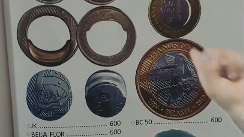 Moeda de 1 real com núcleo deslocado