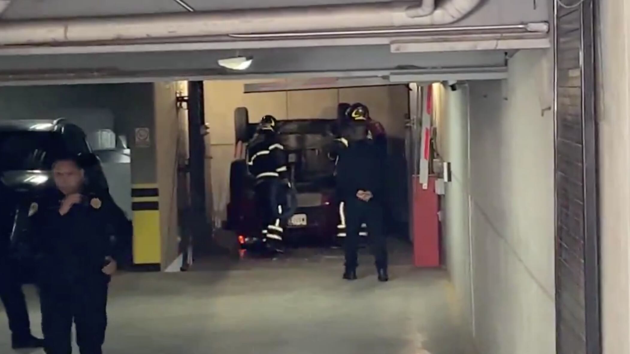 Cayó del segundo piso de un estacionamiento en la colonia Condesa. (Especial, vía Isidro Corro)