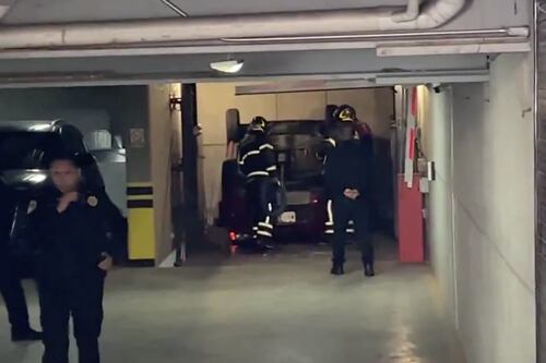Carro cai do segundo andar de estacionamento em prédio no México