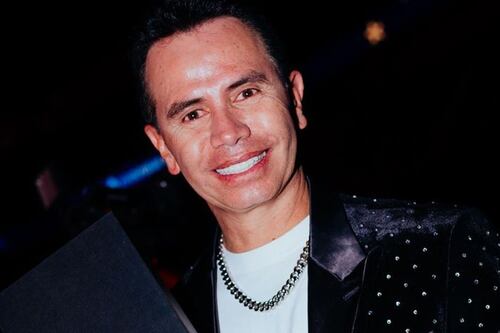 ‘San Jhonny Rivera’: famoso cantor colombiano anunciou um presente milionário para um de seus fãs