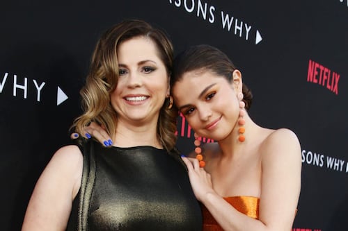 Mãe de Selena Gómez confessa que sente falta da vida antes da fama da filha