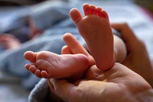 Técnica de enfermagem que chamou recém-nascido de ‘macaquinho’ recebe punição; entenda
