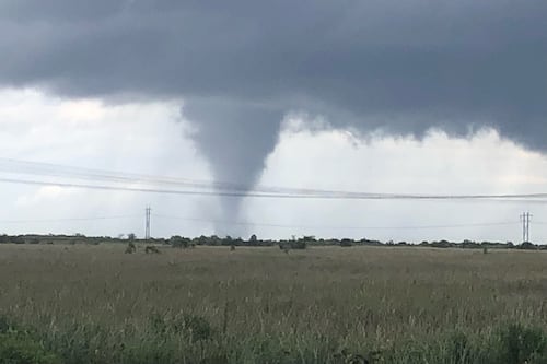 Vários tornados relatados na Flórida associados à chegada do furacão Milton