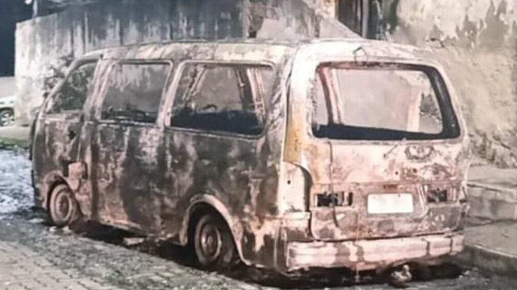 Van foi completamente queimada.