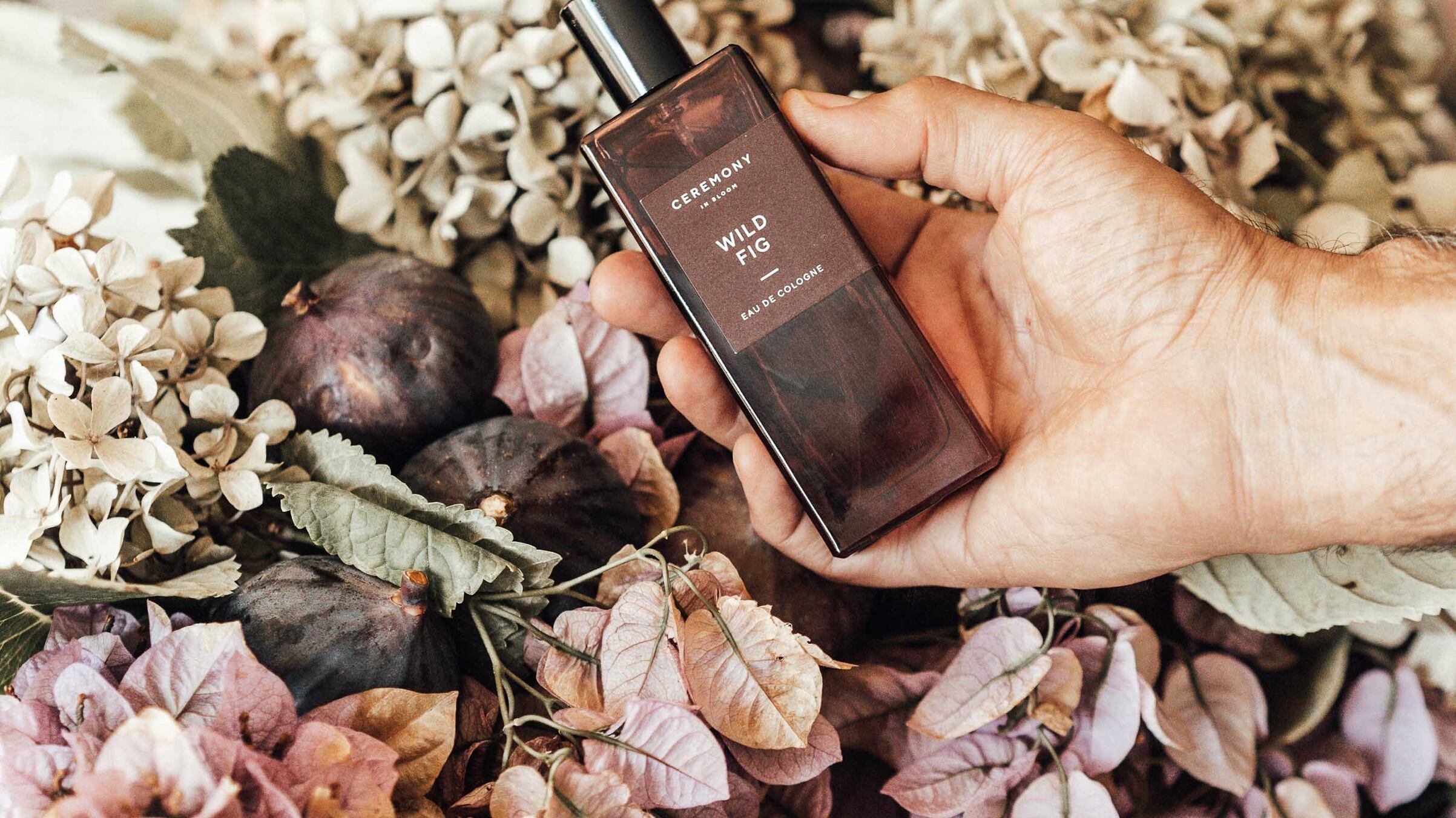 Perfume ao lado de flores