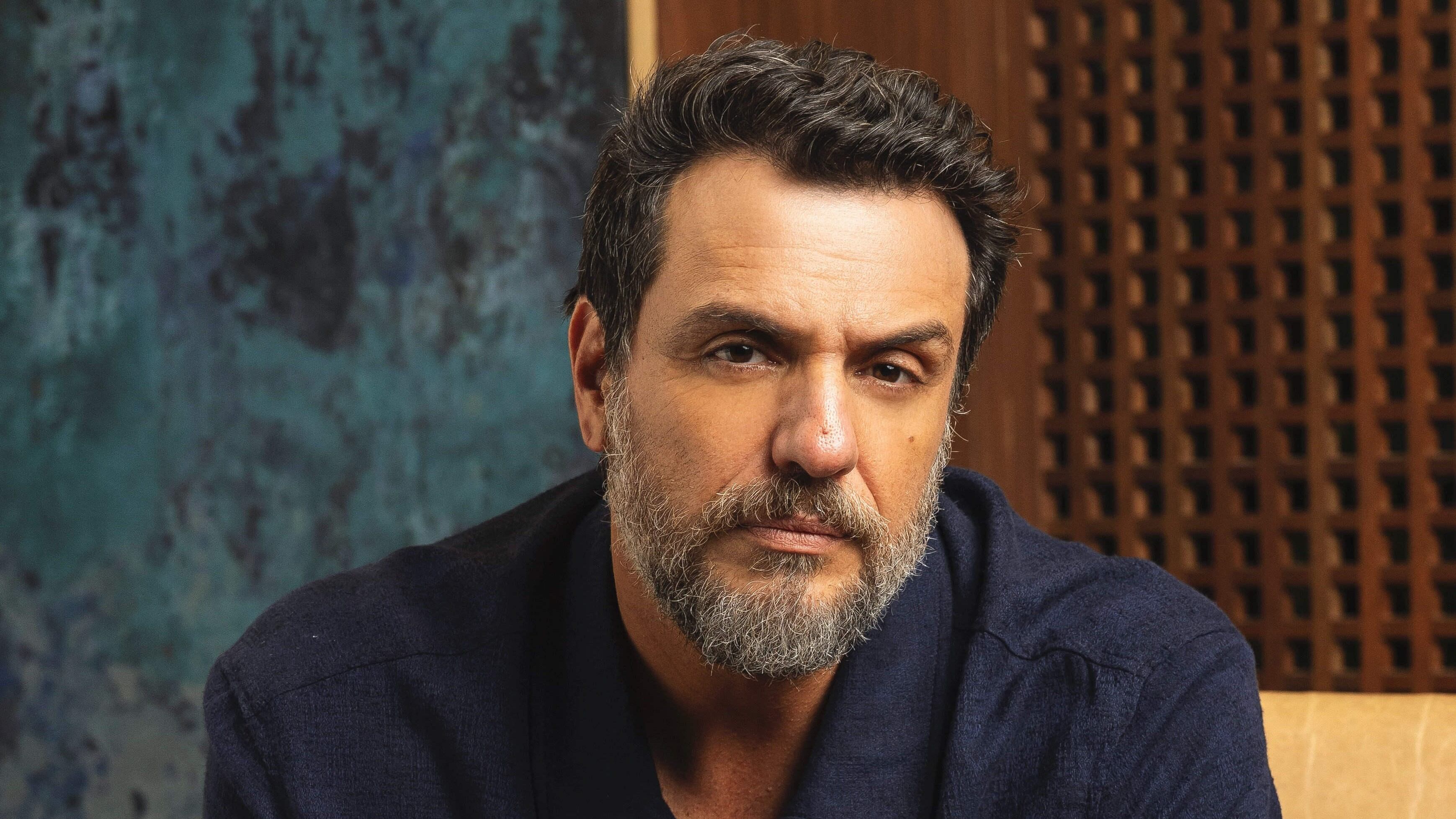 Molina (Rodrigo Lombardi) é morto por Mércia (Adriana Esteves) e enterrado em vala comum por Mavi (Chay Suede) no final de Mania de Você