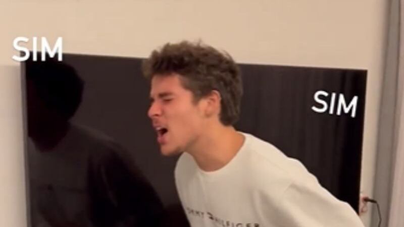 Sasha compartilha amado fazendo faxina