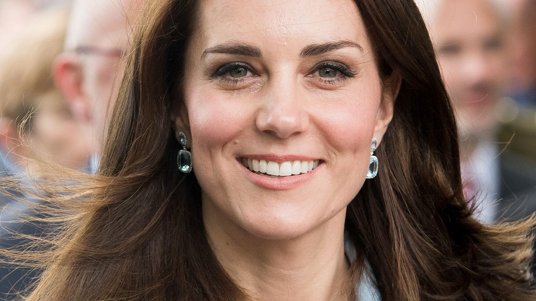 “Ela simplesmente foi treinada para sempre manter o queixo paralelo ao chão. Ela não inclina para baixo, ela não inclina para cima – e isso garante uma boa fotografia todas as vezes”, disse Holder.