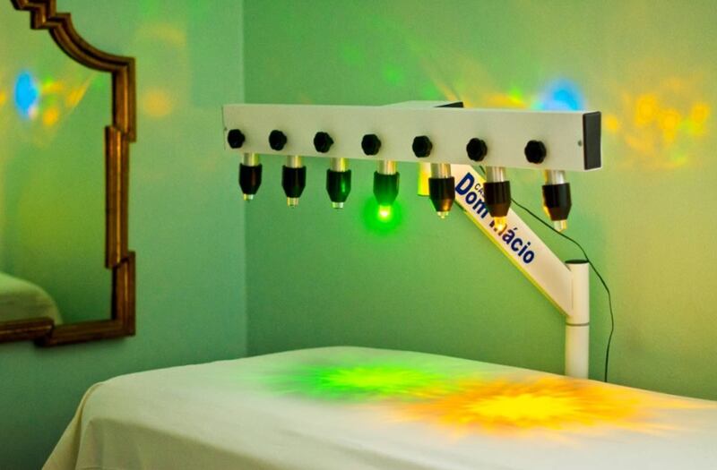 Líder religioso foi condenado a centenas de anos de prisão por crimes sexuais e segue detido em casa.