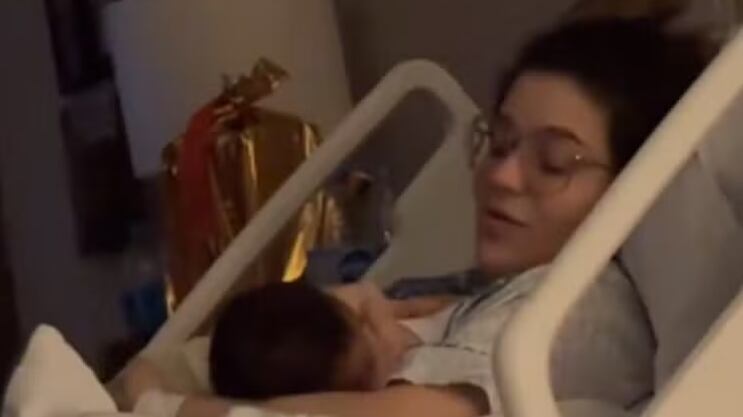 Viih Tube amamentando o pequeno Ravi - Foto: Reprodução/ Instagram