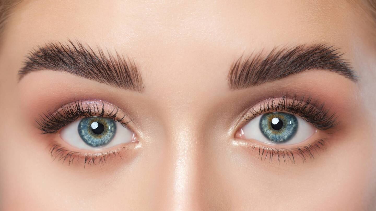 Aqui está o segredo de maquiagem para ter sobrancelhas mais chamativas