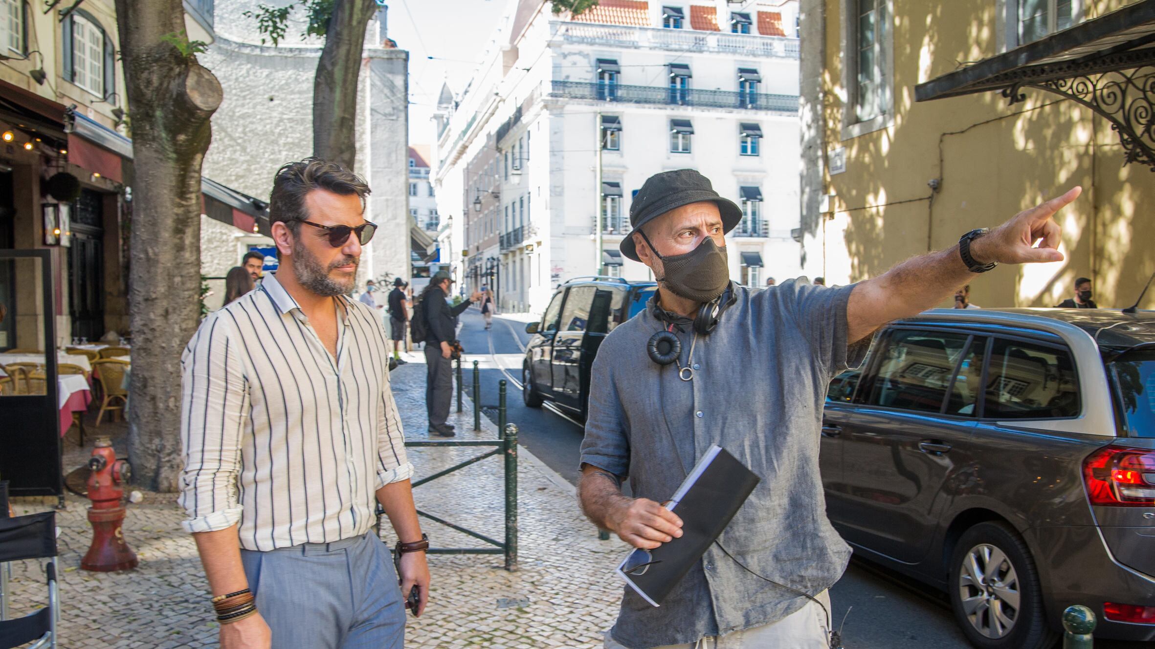 Ao lado do diretor Mauro Mendonça Filho, Rodrigo Lombardi, que interpreta Moretti, gravou cenas de "Travessia" em Lisboa, Portugal