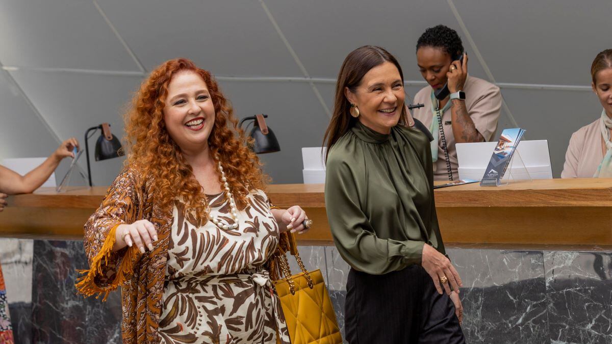 Mércia (Adriana Esteves) pode ser presa por falsidade ideológica, mas recebe Magda (Debora Lamm) no Albacoa na reta final de Mania de Você