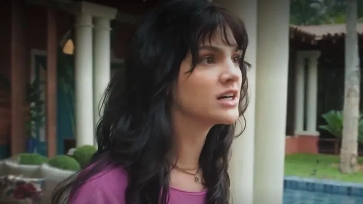 Dopada de remédios, Petra atropela vilão de Terra e Paixão