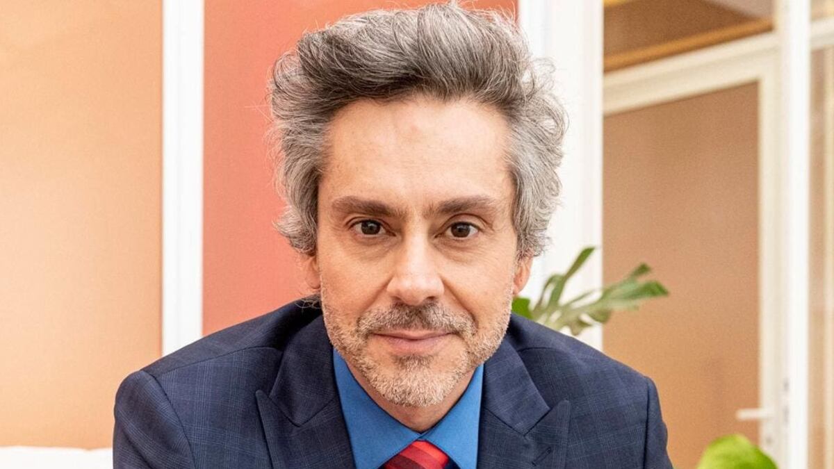 Em "Travessia", Stenio (Alexandre Nero) continua apaixonado por Helô (Giovanna Antonelli), mas precisa lidar com o grude de Leonor (Vanessa Giácomo), prima da delegada