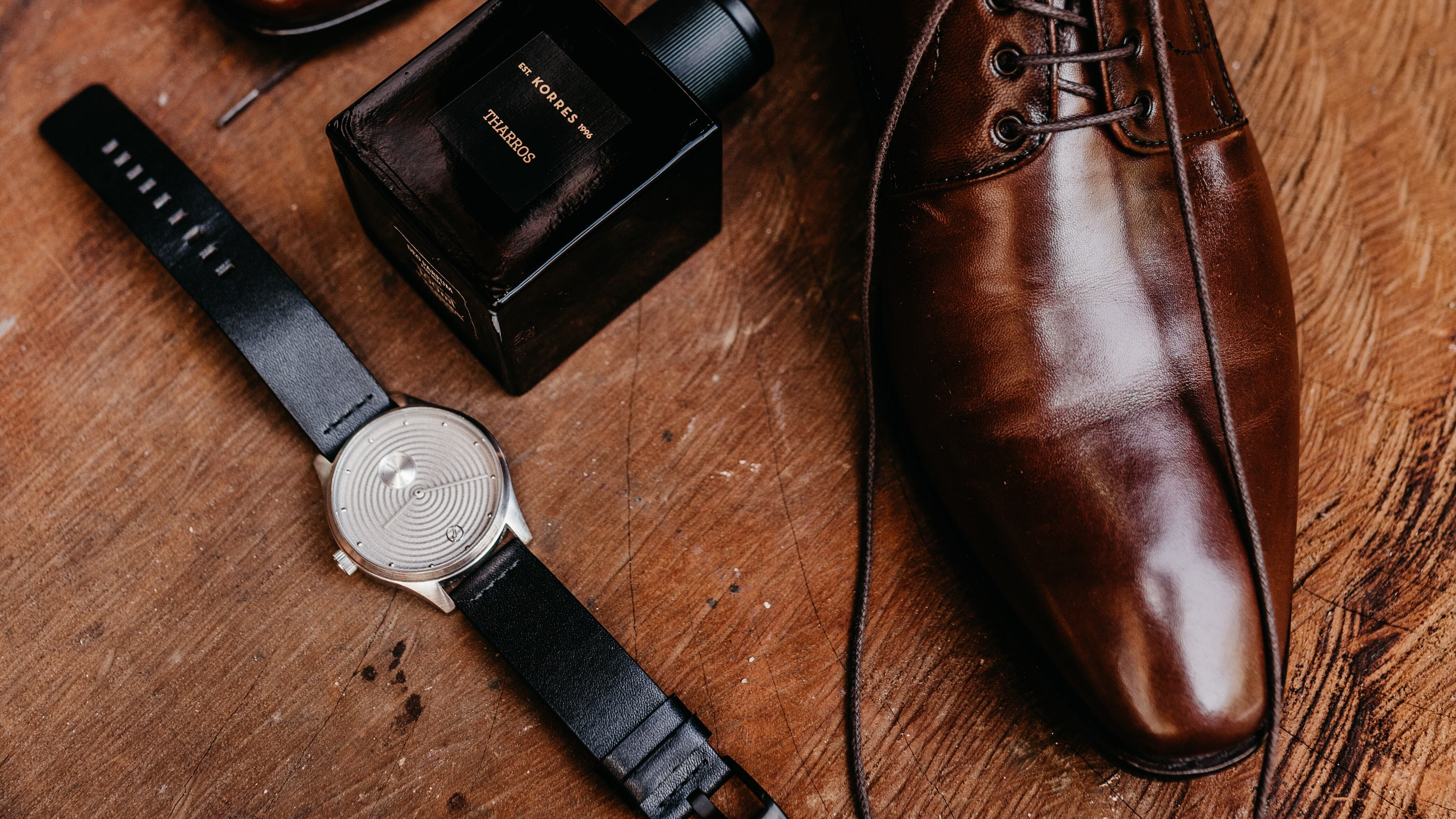 Perfume masculino, sapato e relógio