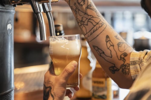 Escolas cervejeiras oferecem curso gratuito para atuação em bares e restaurantes; veja detalhes