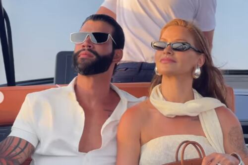 Esposa de Gusttavo Lima, Andressa Suita aparece com bolsa exclusiva de R$ 600 mil durante passeio de barco na Grécia