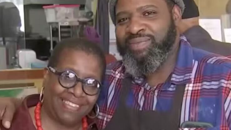 Vamarr Hunter e sua mãe, dona de sua padaria favorita - Foto: Reprodução/ SunnySkyz