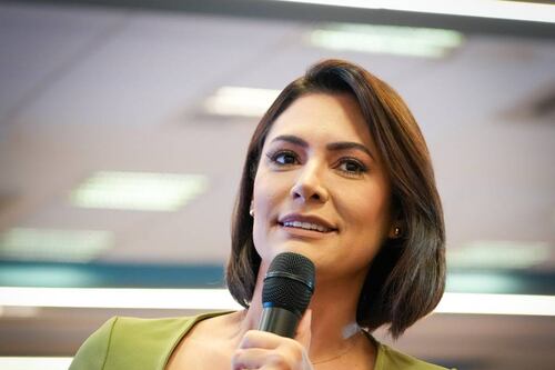 Michelle Bolsonaro diz que vazamento de delação de Cid é “cortina de fumaça” usada pelo governo para esconder “traição ao povo”